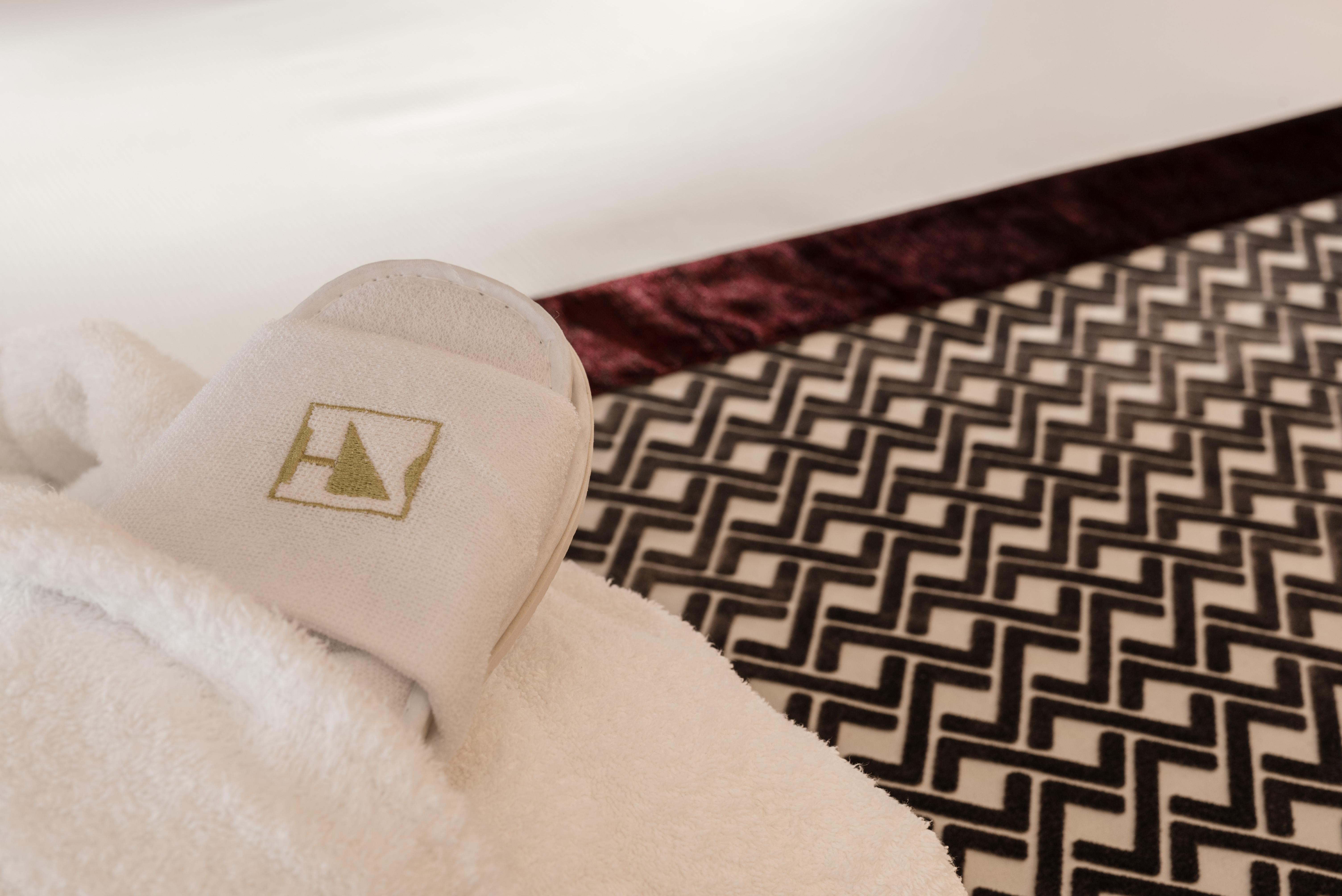 Eurostars Gran Via Hotel Granada Luaran gambar A pair of hotel slippers