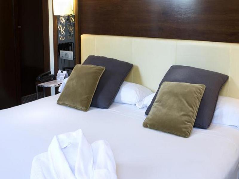Eurostars Gran Via Hotel Granada Luaran gambar A bed with cushions