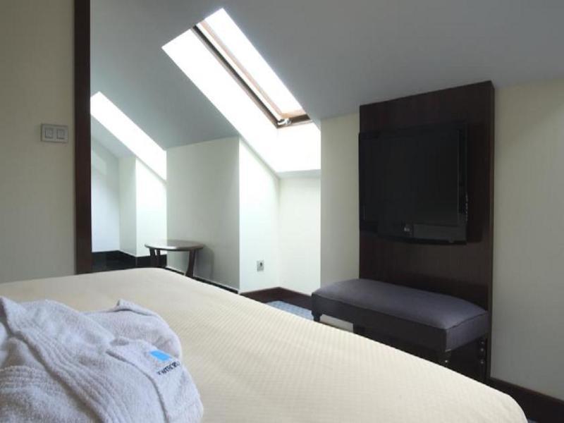 Eurostars Gran Via Hotel Granada Luaran gambar Skylight in a hotel room